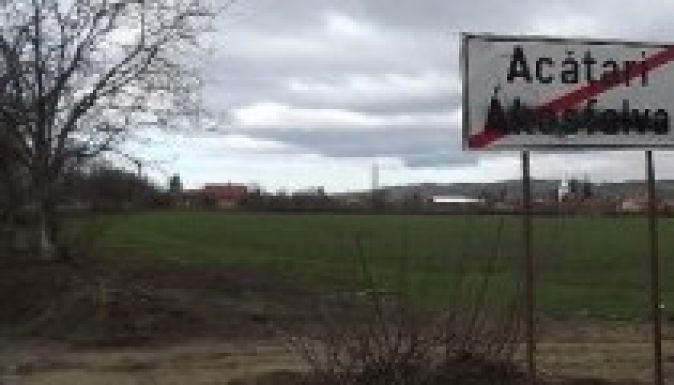 Lefújták a magyar feliratokat Ákosfalva helységnévtábláin