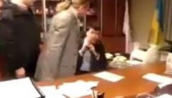 Ököllel kényszerítették az ukrán tévé vezetőjét lemondásra