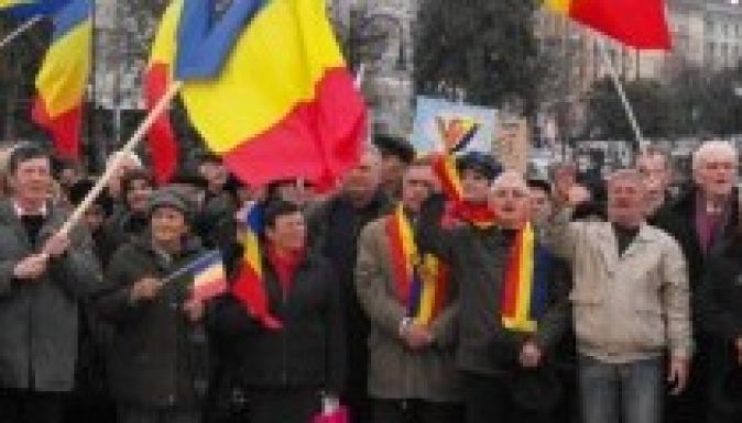 Vatra-tüntetés a székely jelképek ellen Marosvásárhelyen