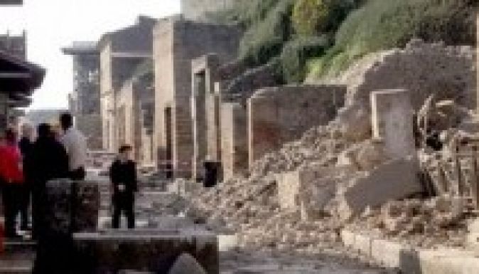 Újabb ókori fal omlott le Pompejiben