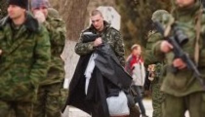 Kivonják az ukrán katonákat a Krím-félszigetről