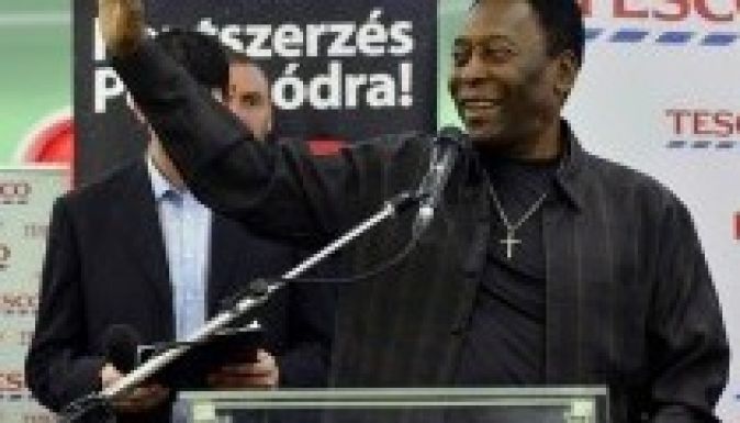 Ki kellett menteni Pelét a magyar rajongók szorításából