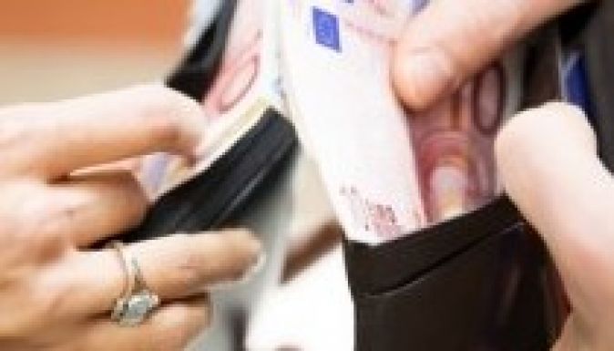 Tíz év alatt 42 milliárd eurót küldtek haza a román vendégmunkások