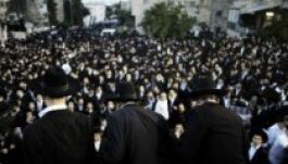 Elképesztő tömeg tüntet Izraelben az ortodoxok besorozása ellen