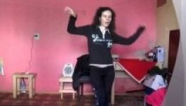 Hangjával terrorizálja az internetet egy román nő (VIDEÓ)