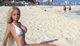 Levegővel és fénnyel táplálkozik az élő Barbie-baba