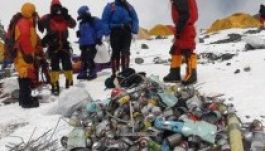 A Mount Everest megmászóinak 8 kg szemetet kell lehozniuk