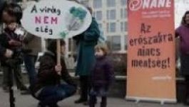 Nőnapon a nőkkel szembeni erőszak ellen kampányol az EU