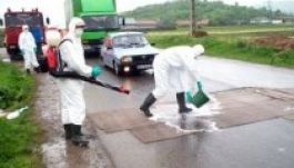 Fertőtlenítik a gépjárműveket a magyar-ukrán határon