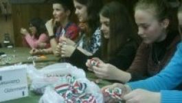 Több ezer kokárda készül a szatmárnémeti MIK-klubban