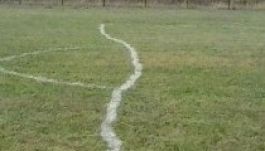 Romániában van a világ legbénábban felvonalazott focipályája