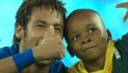 Neymar „mentette meg” a pályára rohanó kisfiút (VIDEÓ)