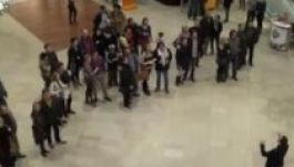 Flashmobbal hívták a Mall vásárlóit operába a kolozsvári művészek
