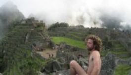 Perunak elege van a meztelenül fotózkodó turistákból