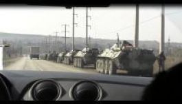 Orosz haditechnikát szállító szerelvény tart a Krím belsejébe