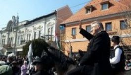 Semjén Zsolt ismét lóháton érkezett Kézdivásárhely főterére