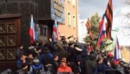 Donyeckben orosz tüntetők rohamozták meg az ügyészséget