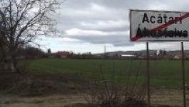 Lefújták a magyar feliratokat Ákosfalva helységnévtábláin