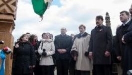 Kopjafát állítatott a Nyergestetőn Áder János államfő