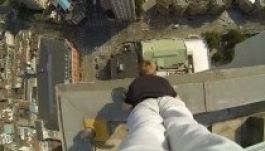 Őrült mutatványra képes egy brit fiatalember (VIDEÓ)