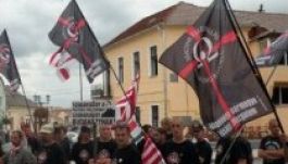 Kommandósok toloncolják ki az Új Magyar Gárda tagját