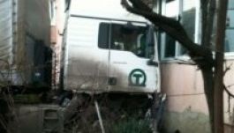 Tömbháznak ütközött egy orosz kamion Resicabányán