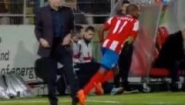 A klubelnök megpróbálta elgáncsolni a csatárt (VIDEÓ)