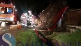 Súlyos baleset Kolozs megyében: házkapuban kötött ki az autó