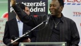 Ki kellett menteni Pelét a magyar rajongók szorításából