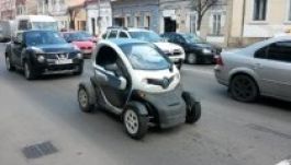 A kolozsvári utcák sztárja ez az elektromos kisautó