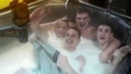 Meztelenül fürödtek a tejben az orosz sajtgyári munkások