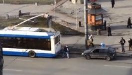 Ne így húzasd meg a lerobbant kocsidat (VIDEÓ)