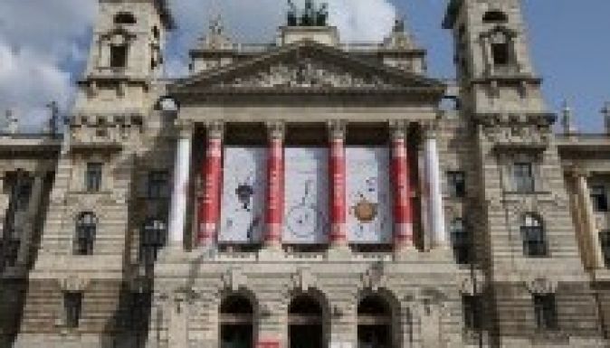 Kövérék leszedették a Néprajzi Múzeum vörös molinóját