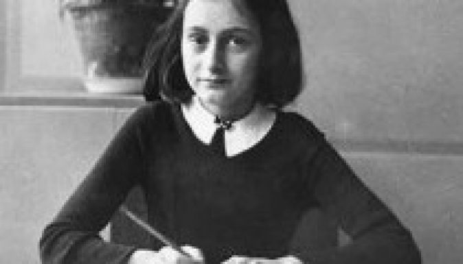 Kétnyelvű kiállítás nyílik Anne Frankról Nagyváradon