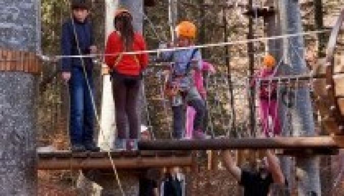 Iskola másként: kalandpark és műfalmászás Sugásfürdőn