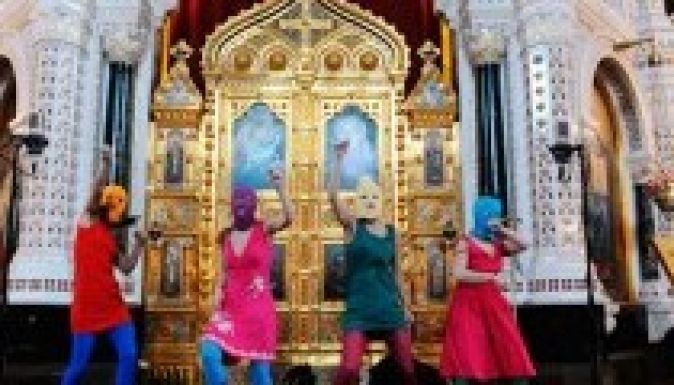 Egy hónappal kevesebbet kell ülniük a Pussy Riot tagjainak