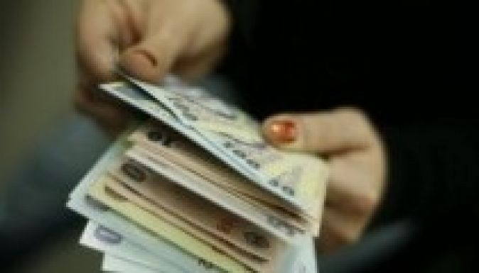 Egy lejjel nőttek a bérek februárban januárhoz képest