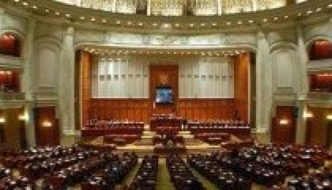 A holokauszt bagatellizálását is büntetné a törvény