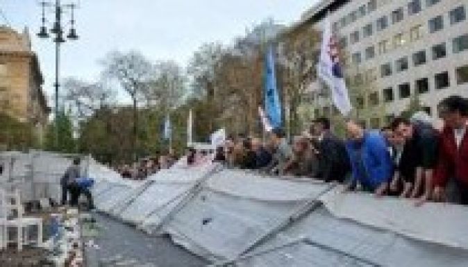 Tüntetők lebontották a német megszállás emlékműve kordonját