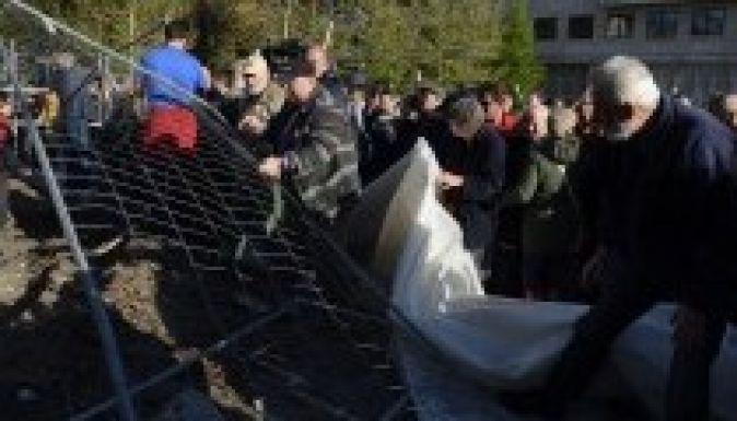 Újra lebontották tüntetők a kordont a Szabadság téren