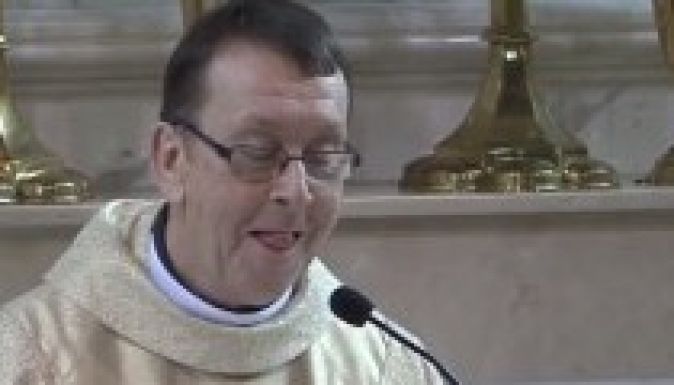 Meglepte a házasulandókat egy ír pap az esketőn