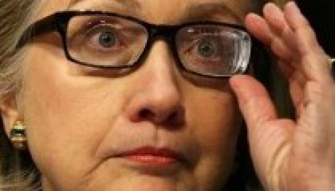 Cipővel célozták be a környezetvédelemről beszélő Hillary Clintont