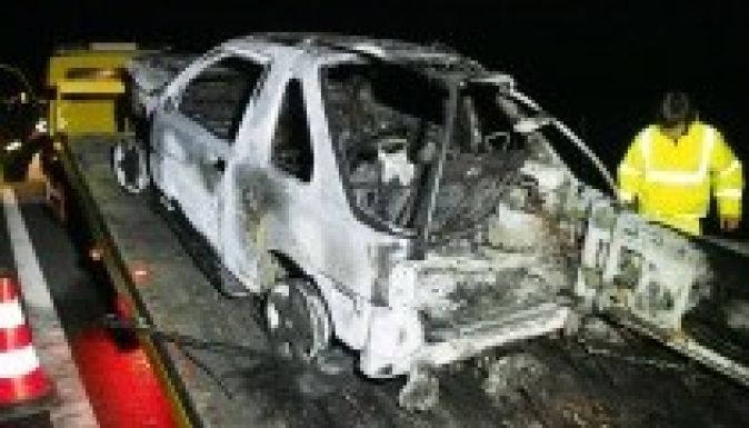 Csak az utánfutó maradt meg a Makónál porig égett autóból