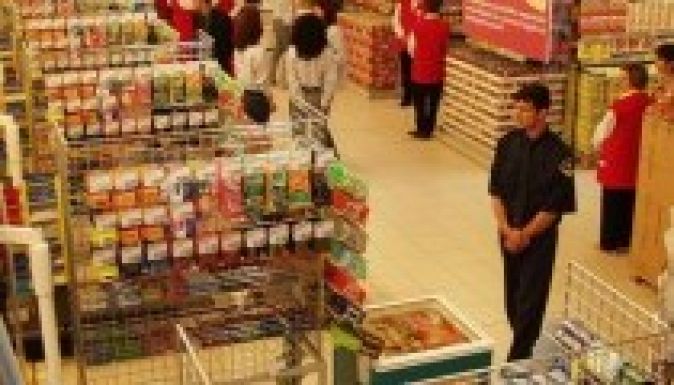 Figyelmetlenségből foglalkoztatott feketén egy bevásárlóközpont 155 embert