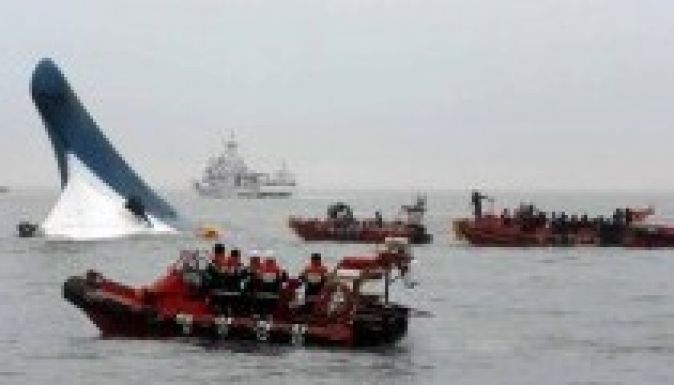 Sms-t küldött az elsüllyedt hajóban rekedt egyik dél-koreai diák