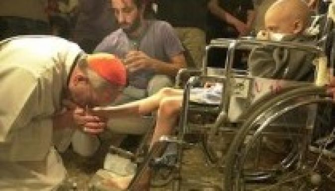 Ferenc pápa fogyatékkal élő személyek lábát mosta meg
