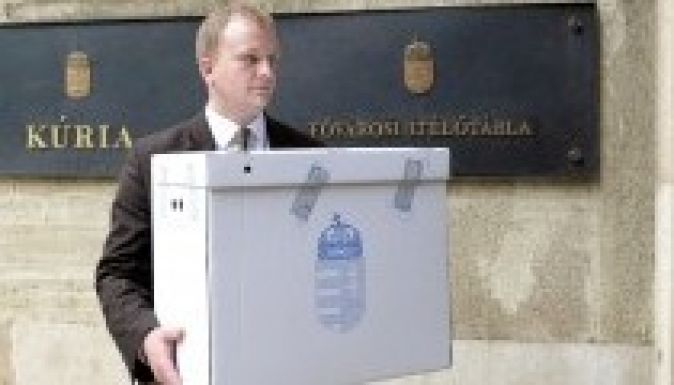 Péntekig vizsgálgatják a Kúrián a „kétharmados kerület” urnáját