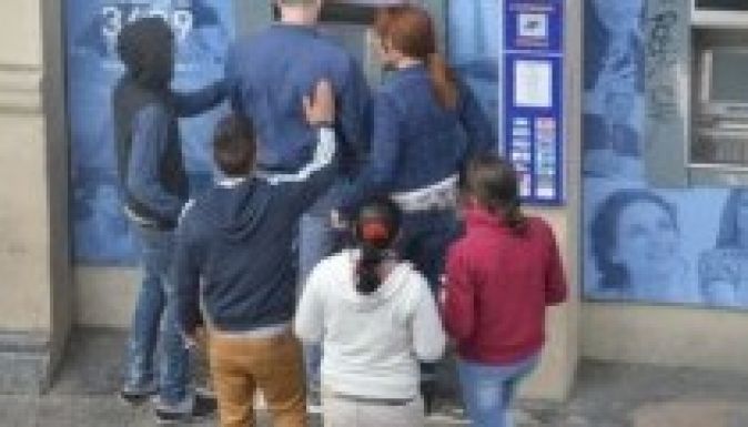 Így rabolnak ki pillanatok alatt a bankautomatánál (FOTÓK)