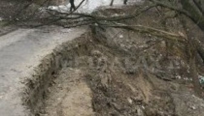 Háromszáznál több embert kilakoltattak Vranceában földcsuszamlás miatt