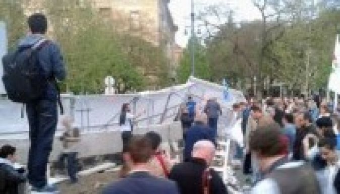 A kordont már lebontották – leültek a munkaterületre a Szabadság-téren
